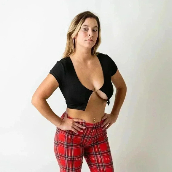 Black Open Front Low Cut Metal Clasp Crop Top - Picture 4 of 7